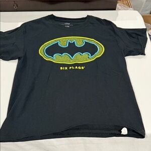 Kids Batman Logo Black T-Shirt. Six flags. Size youth Medium.